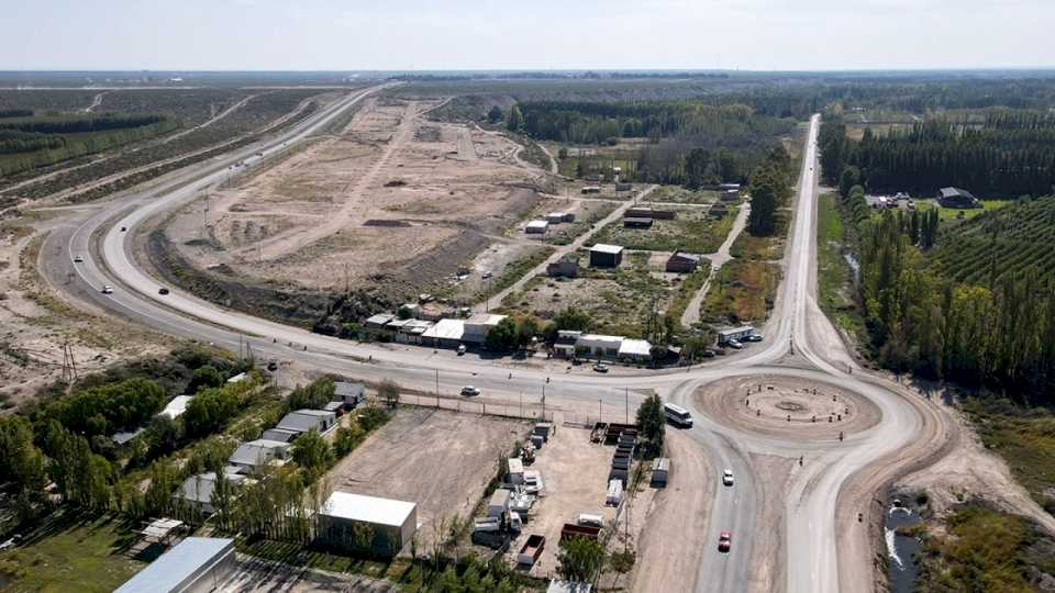 tras-meses-de-paralisis,-neuquen-se-hara-cargo-de-una-obra-vial-clave-para-el-sector-fruticola-petrolero