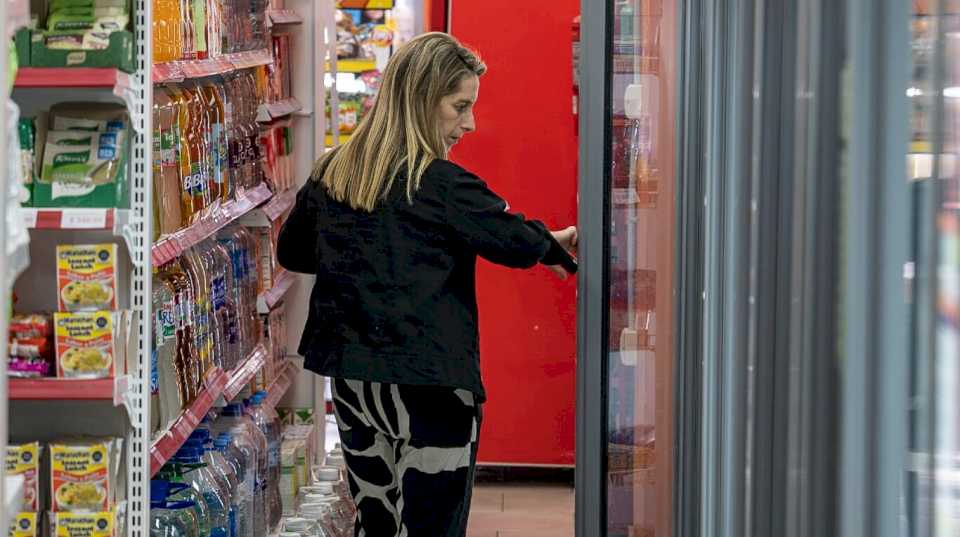 En línea con las estimaciones oficiales, los analistas creen que la inflación de julio cerró por debajo del 4%