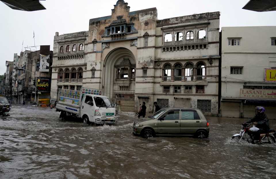 capital-cultural-de-pakistan-bate-record-de-lluvias,-que-anegan-calles-y-alteran-la-vida-diaria