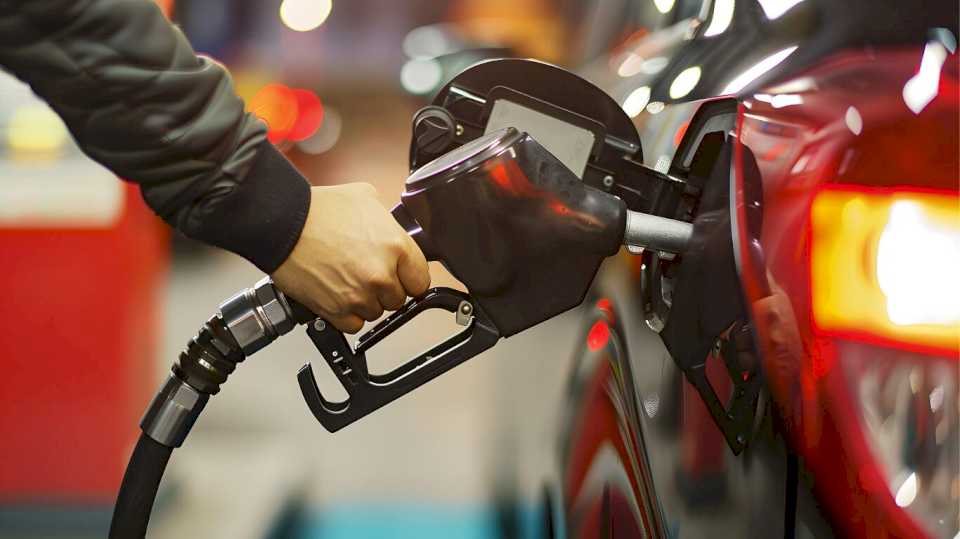 Los nuevos descuentos para cargar nafta y gasoil del 40% con rebajas de hasta $10.000 en agosto de 2024