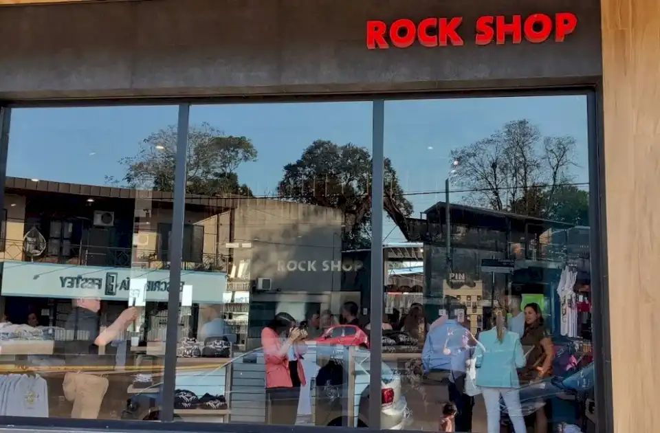 abrio-sus-puertas-el-rock-shop-y-aumentan-las-expectativas-de-la-apertura-del-hard-rock-cafe