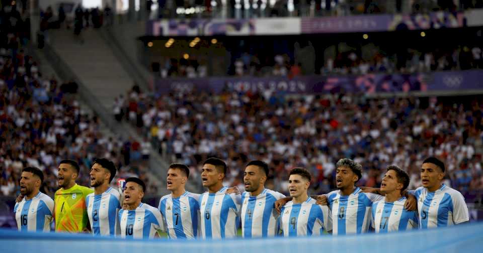 fuerte-abucheo-al-himno-argentino-antes-del-partido-ante-francia:-algunas-sonrisas-ironicas-y-aquel-recuerdo-de-maradona-en-italia