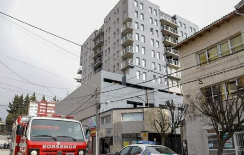 tragedia-en-bariloche:-un-joven-de-20-anos-murio-al-caer-de-un-ascensor