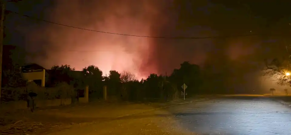 el-zonda-golpea-salta-capital:-incendios-y-caida-de-postes