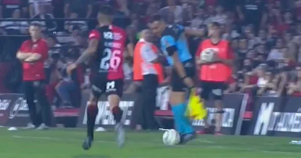 El gol de la polémica en Rosario: ¿el juez de línea le dio un pase a un delantero de Estudiantes?