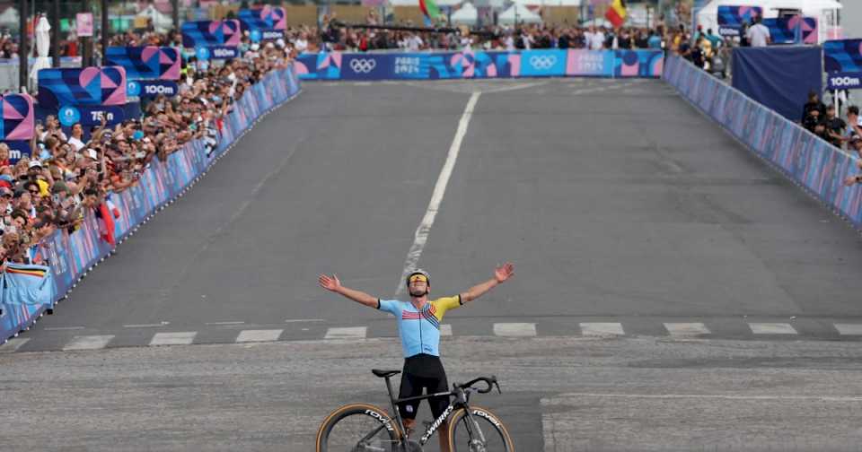 evenepoel-tuvo-un-problema-inesperado-a-menos-de-cuatro-kilometros-de-la-meta,-pero-igual-gano-la-prueba-de-ruta-y-es-bicampeon-olimpico-en-paris-2024