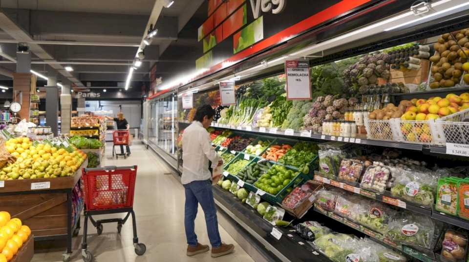 Las ventas en comercios minoristas cayeron en julio y acumularon una baja del 17% en lo que va del año