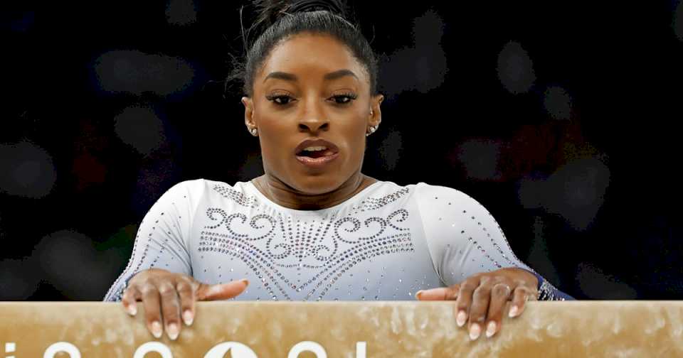 simone-biles-mostro-su-version-mas-humana,-se-cayo-y-quedo-fuera-del-podio-en-viga:-polemica-con-los-puntajes-y-una-campeona-fuera-de-todos-los-calculos