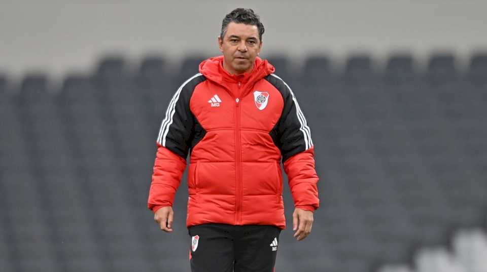 marcelo-gallardo-dirigio-su-primera-practica-en-river-con-german-pezzella-en-el-plantel