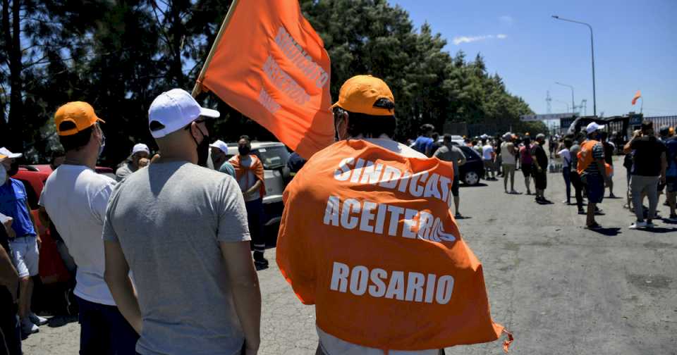 «un-paro-sin-fundamento»:-la-agroexportacion-pide-que-los-aceiteros-abandonen-la-huelga-y-remarca-que-el-60%-gana-mas-de-$-2,8-millones