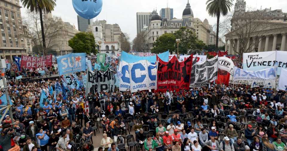 Concentración masiva en Plaza de Mayo: La Cámpora se suma a la demostración de fuerza piquetera con la CGT