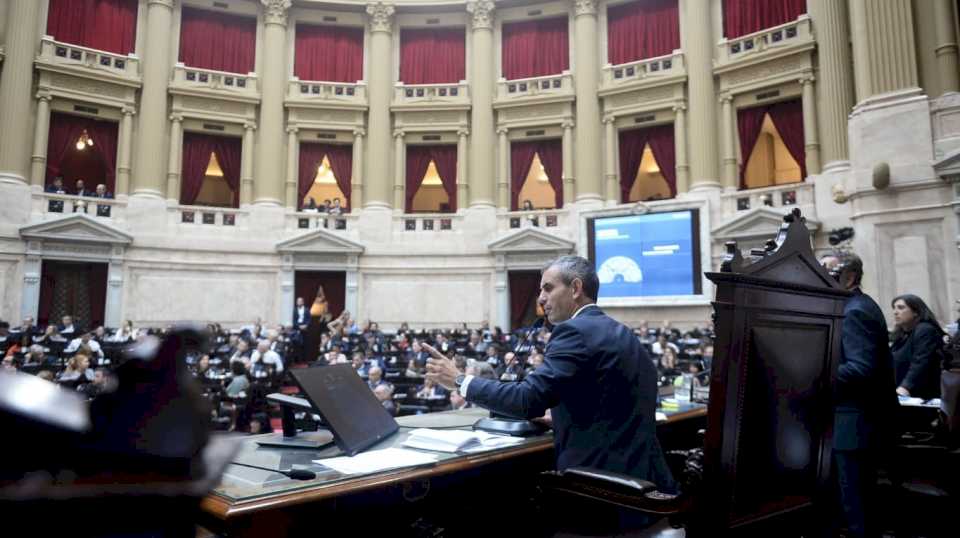 Diputados sesionará en un clima tenso marcado por las críticas a los libertarios que visitaron represores