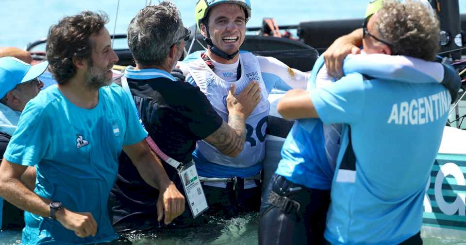 mateo-majdalani-y-eugenia-bosco,-medalla-de-plata-en-los-juegos-olimpicos:-explosion-y-llanto-de-su-equipo,-que-se-arrojo-al-agua-para-recibirlos