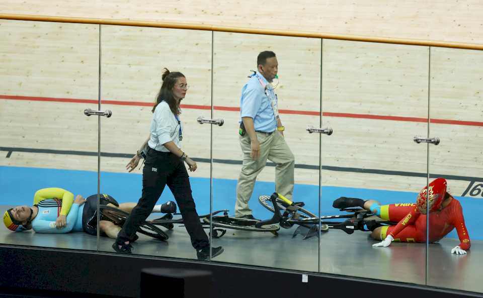 París 2024: así fue la brutal caída de dos ciclistas que rompieron el piso de madera