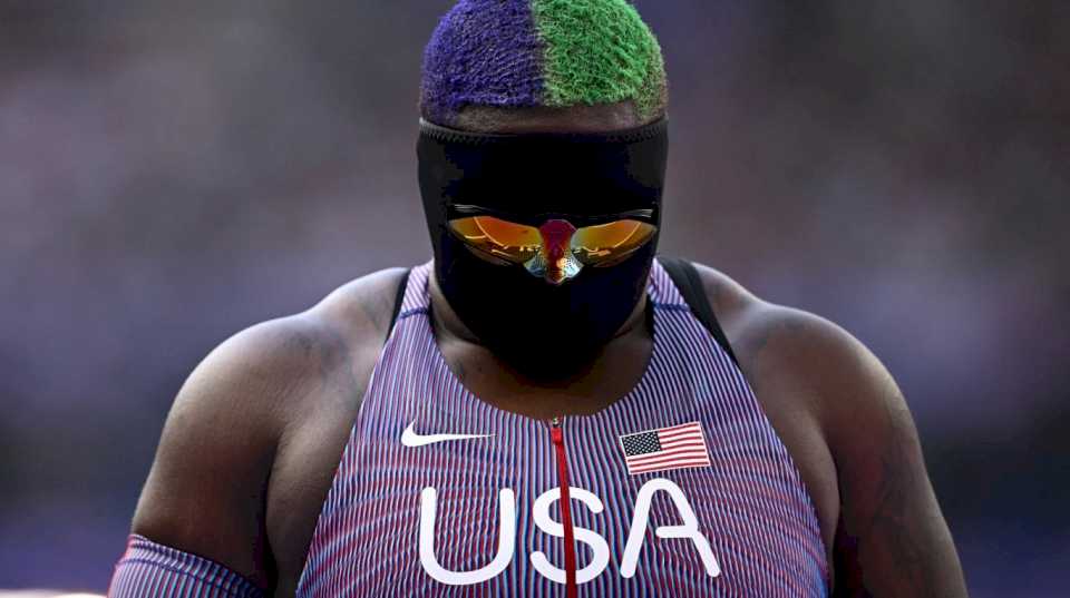 Quién es Raven Saunders, la atleta enmascarada que sorprende en los Juegos Olímpicos