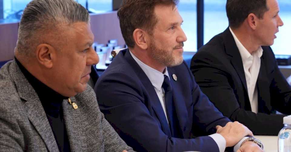 Chiqui Tapia fue el anfitrión de la reunión entre Conmebol y las autoridades de la Ciudad de Buenos Aires para planificar la final de la Libertadores