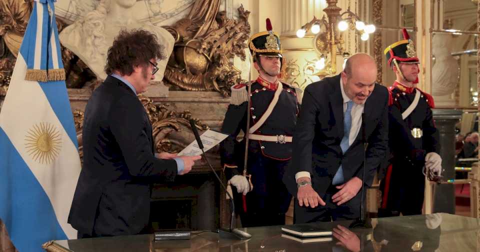 Javier Milei designó a Federico Sturzenegger como representante del Gobierno en el Consejo de Mayo