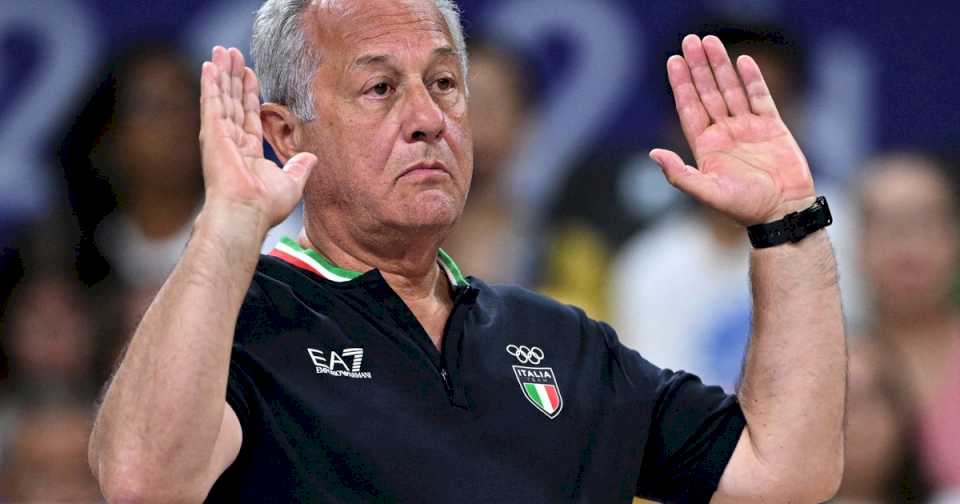 Julio Velasco, el arquitecto del seleccionado femenino de vóleibol de Italia que se aseguró una medalla en París 2024: «La parte emotiva pesa muchísimo»