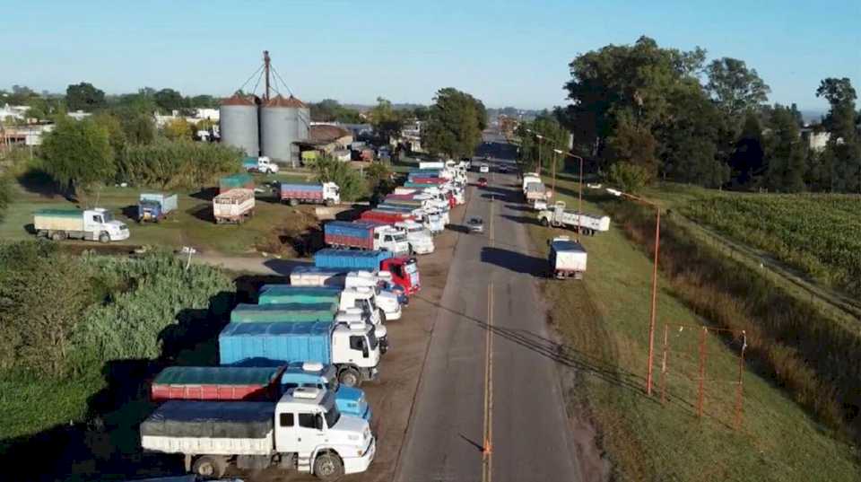 Cuarto día de paro aceitero: crece la tensión y calculan que los transportistas perdieron $500 millones