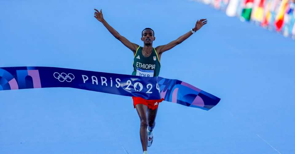 Cómo hizo Tamirat Tola, el último heredero de Abebe Bikila, para domar como ningún otro el «brutal» maratón de París 2024 y llevarse el oro con récord olímpico incluido