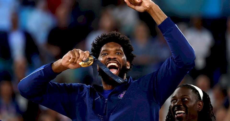 Joel Embiid se vengó de los abucheos de Francia al recibir su medalla en los Juegos Olímpicos, con todo el Dream Team como cómplices