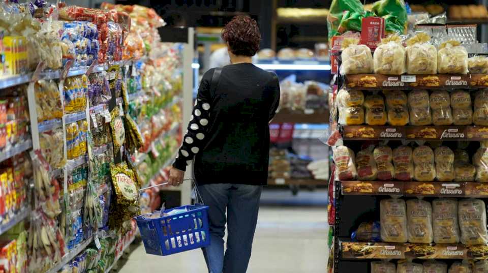 lejos-de-los-deseos-oficiales,-el-mercado-espera-un-inflacion-de-3%-promedio-hasta-fin-de-ano