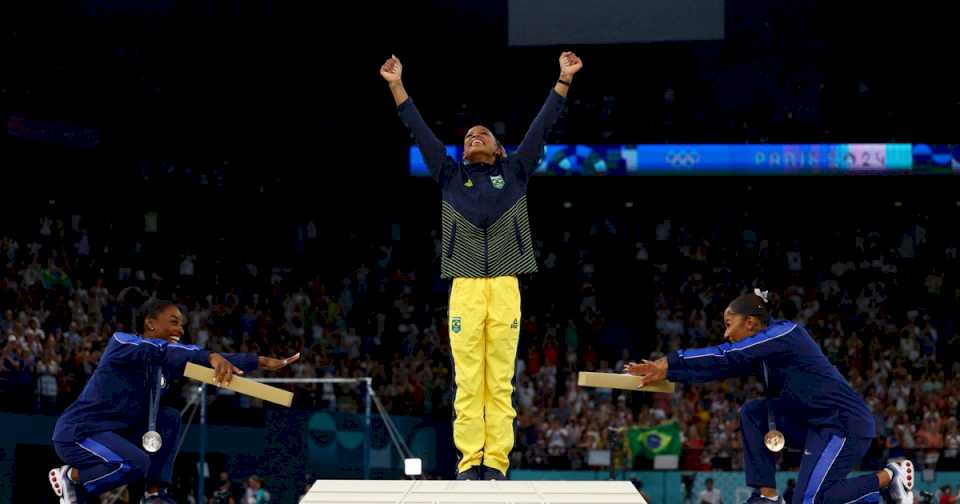 El escándalo en la gimnasia de los Juegos Olímpicos de París 2024 no se detiene: corrigieron una calificación y cambiaron el podio de la icónica foto de Simone Biles