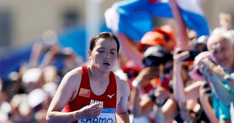 Kinzang Lhamo, la «Moussambani» de París 2024: corrió por primera vez un maratón y, como pudo, llegó una y hora y media por detrás de Sifan Hassan