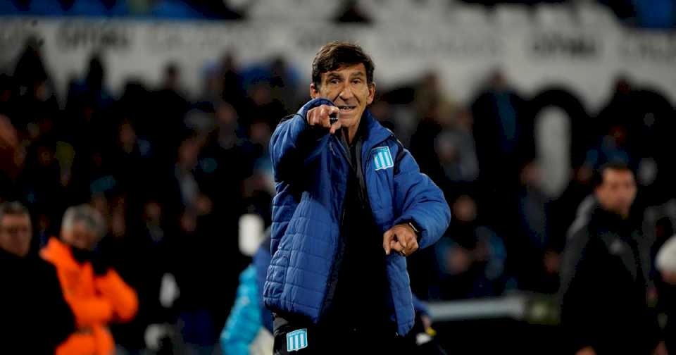 Racing es un mar de dudas: Costas cuestionado mete cambios frente a Huachipato por Sudamericana y todavía no se sabe dónde jugará la revancha