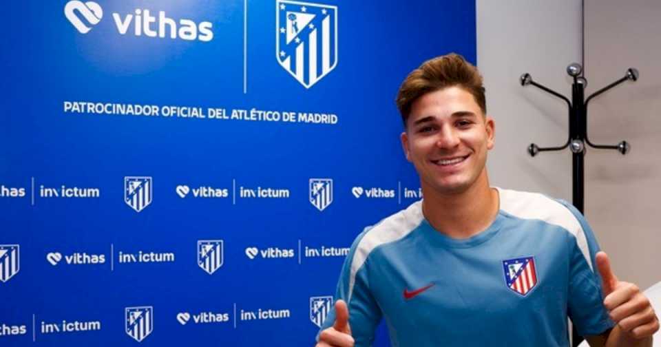 julian-alvarez-ya-es-jugador-de-atletico-de-madrid:-de-la-emotiva-despedida-de-manchester-city-a-una-cinematografica-presentacion-en-modo-hombre-arana