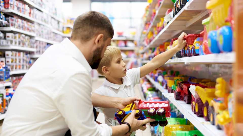 Un supermercado ofrece juguetes desde $1200 y descuentos del 55% por el Día de la Niñez