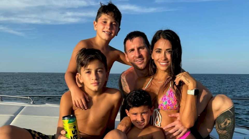 Antonela Roccuzzo mostró el tatuaje que le dedicó a Leo Messi con una foto en microbikini