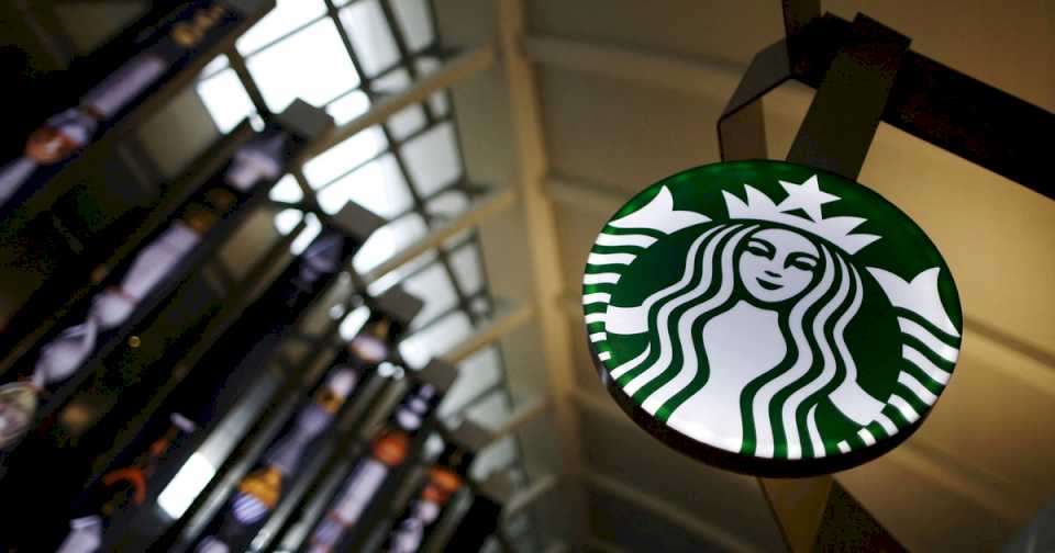 Sorpresa en Wall Street: luego del cambio de CEO, las acciones de Starbucks saltaron 24%