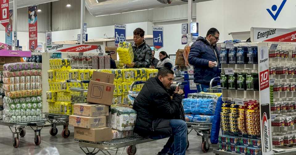 Por tercer mes consecutivo, los salarios volvieron a ganarle a la inflación y están 11% abajo del nivel predevaluación