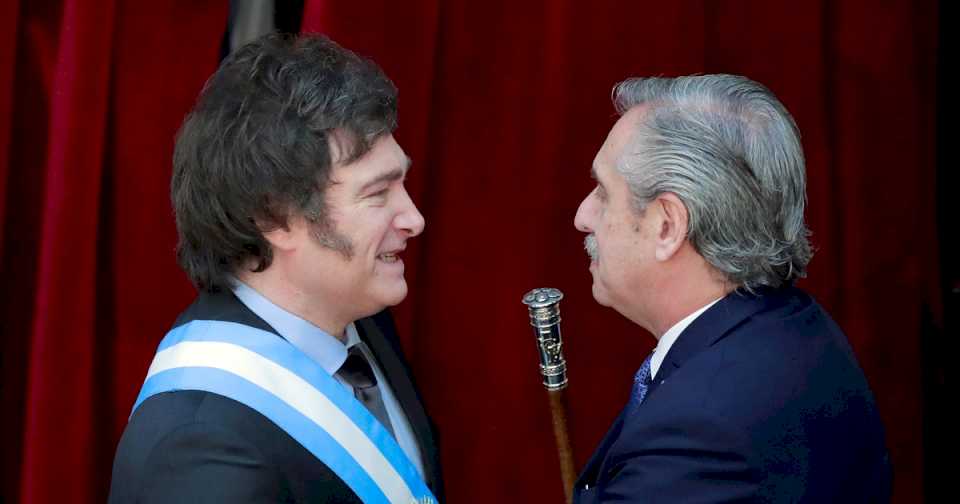 Javier Milei y sus medidas, EN VIVO: «Te ofrezco cuidar a Dylan», el irónico mensaje del Presidente a Alberto Fernández, tras ser imputado por lesiones graves