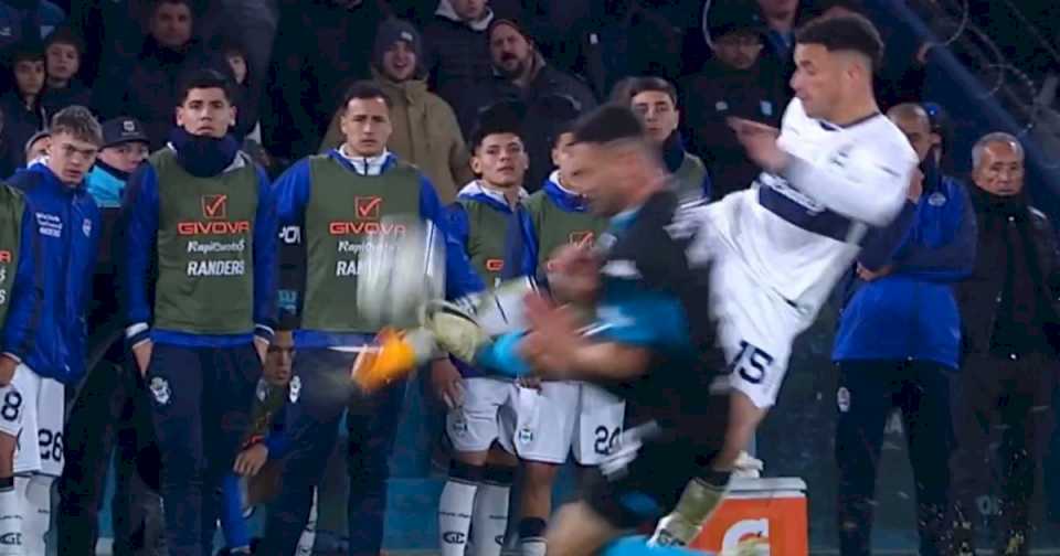 Maravilla Martínez, el goleador de Racing, recibió una fecha de suspensión por su brutal planchazo y podrá jugar el clásico ante Independiente