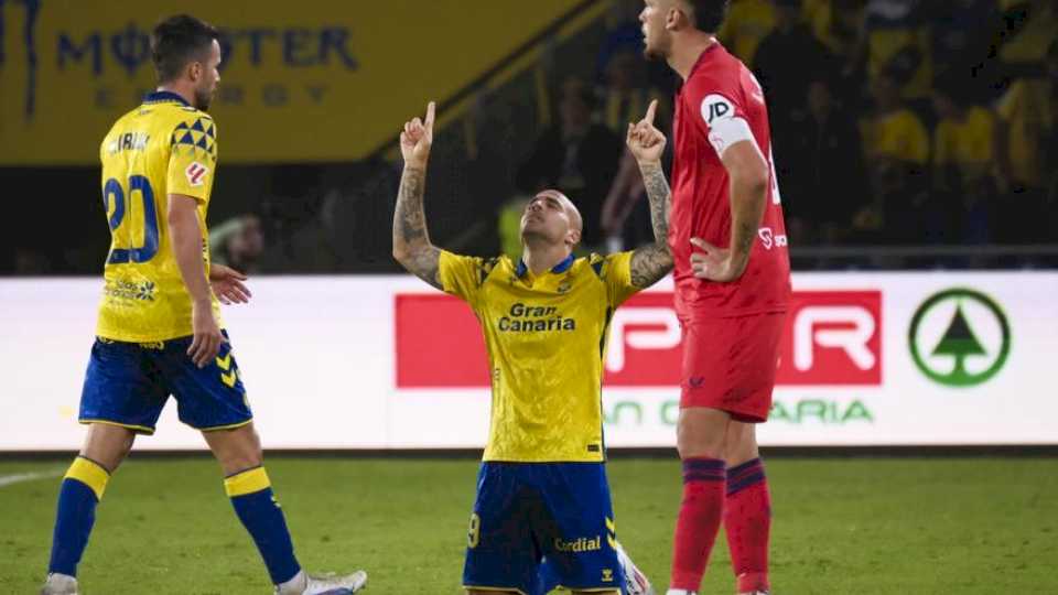 resumen,-goles-y-highlights-del-ud-las-palmas-2-–-2-sevilla-de-la-jornada-1-de-laliga-ea-sports