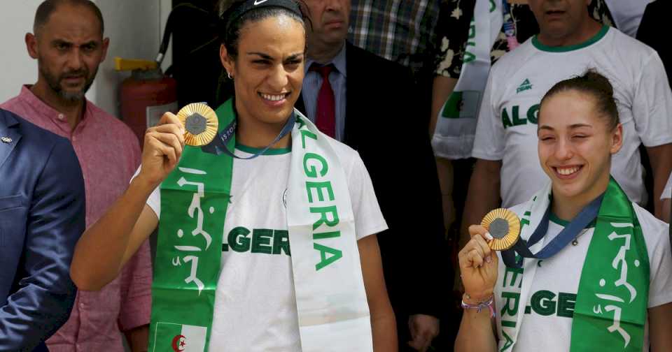 tras-su-medalla-de-oro-en-paris-2024-y-la-polemica-por-su-genero,-asi-fue-el-masivo-recibimiento-a-imane-khelif-en-argelia