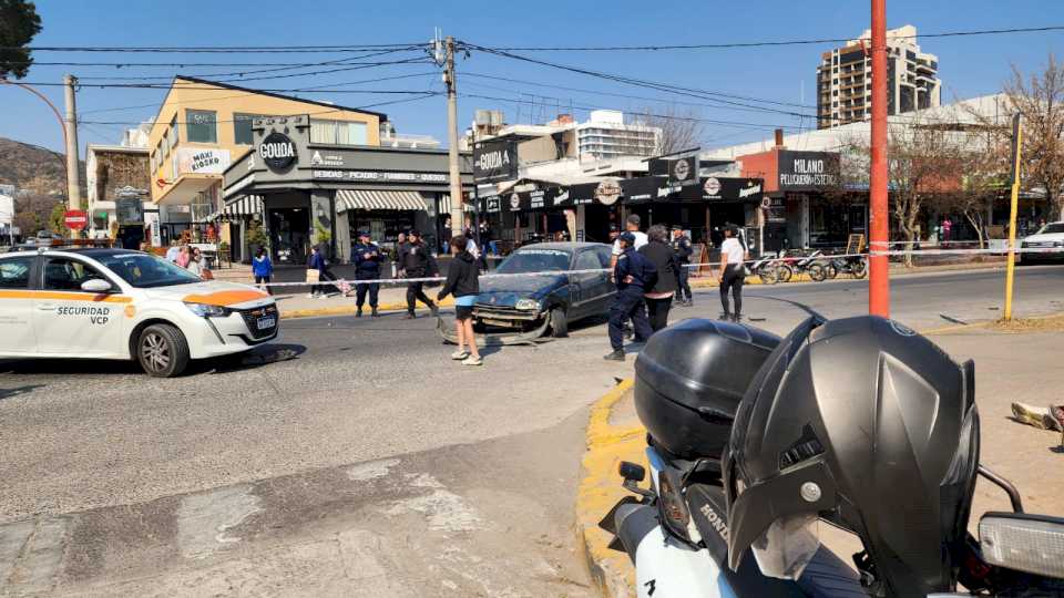 carlos-paz:-fuerte-choque-entre-una-moto-y-un-auto-en-san-martin-y-belgrano