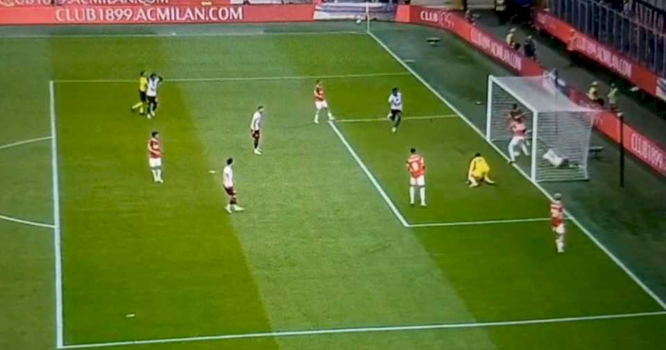 insolito-blooper-arbitral-en-la-serie-a:-el-reloj-no-detecto-un-gol-en-contra-del-milan-pero-el-var-los-salvo-del-papelon