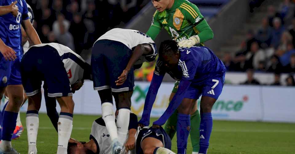 Preocupación en la Premier League: el ex Boca Rodrigo Bentancur se desplomó en el área tras recibir un golpe de cabeza