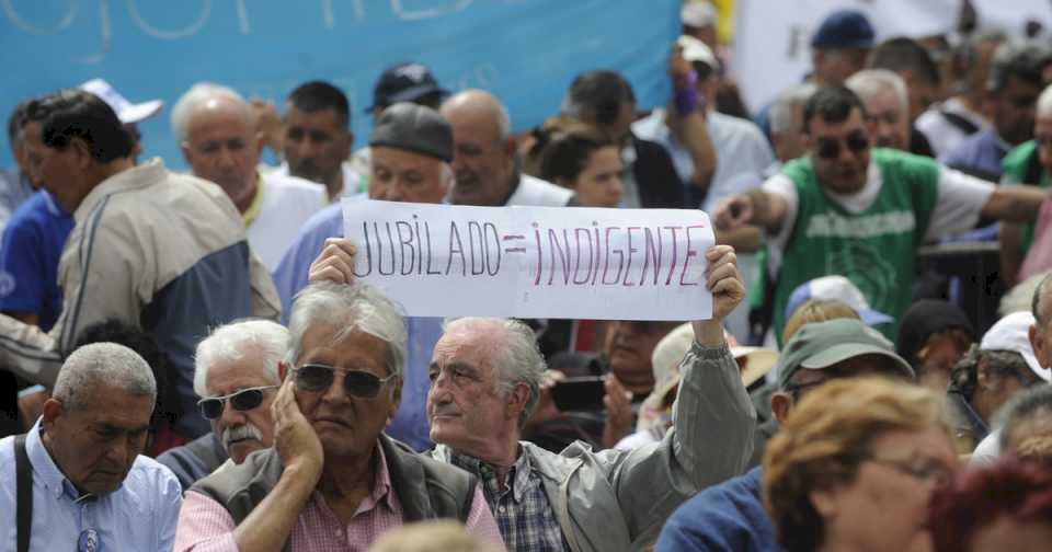 Jubilados: cuánto deberían ganar hoy para recuperar el poder de compra perdido en los últimos años