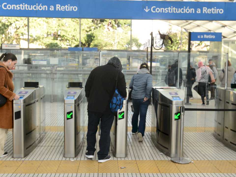 por-la-crisis-y-los-aumentos-de-tarifas,-caen-los-pasajeros-en-subtes-y-colectivos