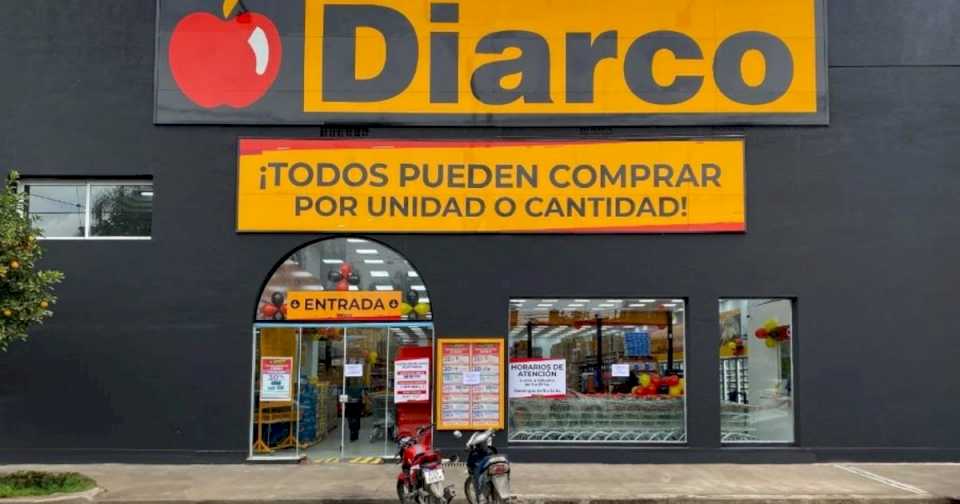 «Dólar supermercado»: más comercios y cadenas de electro toman billetes a un valor más alto que el oficial