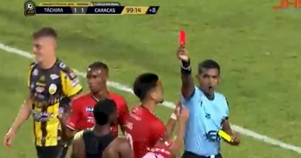 insolita-tanta-de-penales-en-venezuela:-los-jugadores-del-caracas-erraron-todos-sus-tiros-en-protesta-contra-el-arbitro