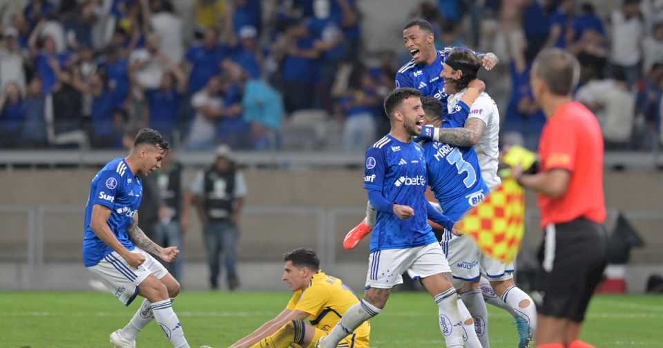 de-la-roja-de-advincula-al-penal-de-merentiel:-boca-puso-el-corazon-ante-cruzeiro,-pero-fallo-en-la-primera-y-en-la-ultima-de-la-noche-y-se-fue-de-la-copa-sudamericana