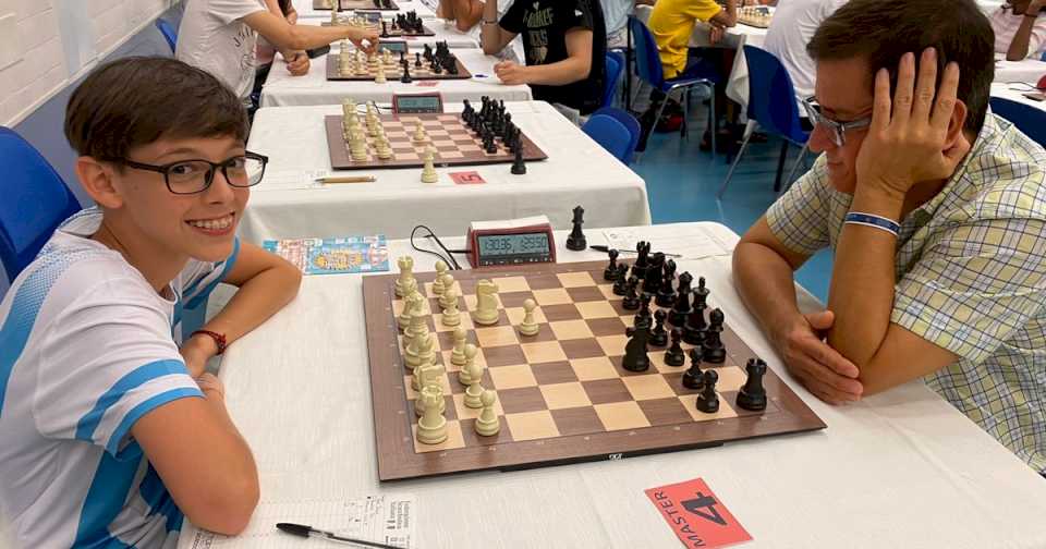 Ilan Schnaider lo hizo: el prodigio argentino preparó solo sus partidas en Italia y es maestro internacional de ajedrez a los 13 años y medio