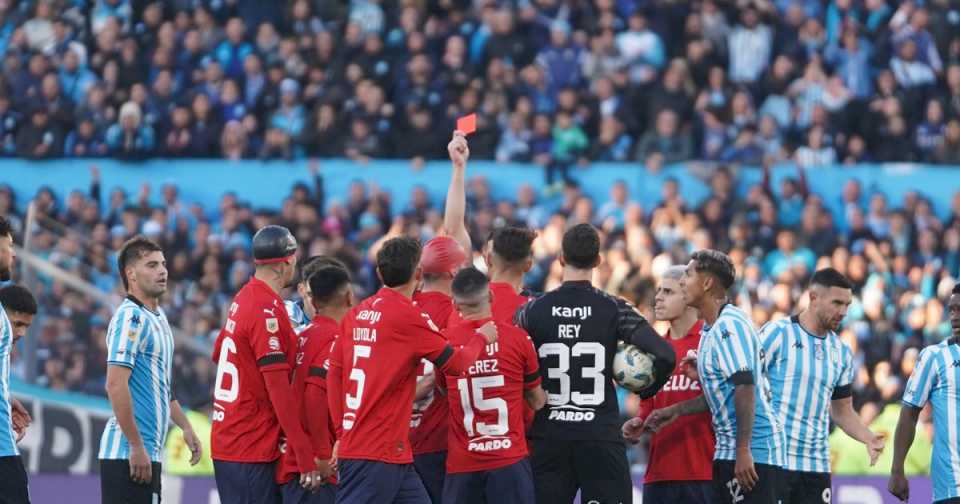 Independiente sufrió la expulsión de un cuestionado defensor en el clásico contra Racing y las redes se llenaron de memes