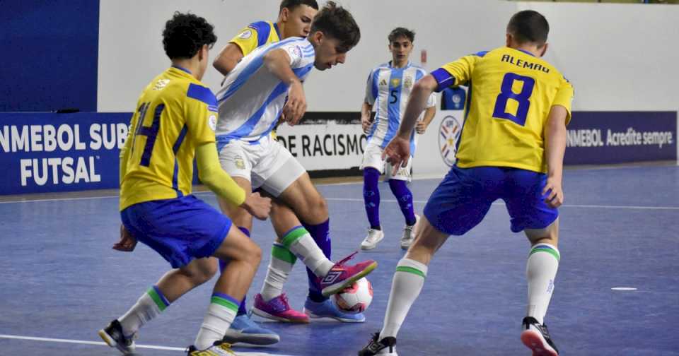 argentina-se-acostumbro-a-ganarle-a-brasil:-la-seleccion-sub-17-metio-un-gol-de-antologia-y-grito-bicampeon-en-el-sudamericano-de-futsal