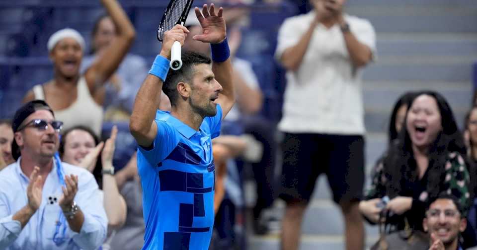 us-open-2024:-novak-djokovic-debuto-con-un-triunfo-contundente-e-igualo-una-marca-historica-de-roger-federer